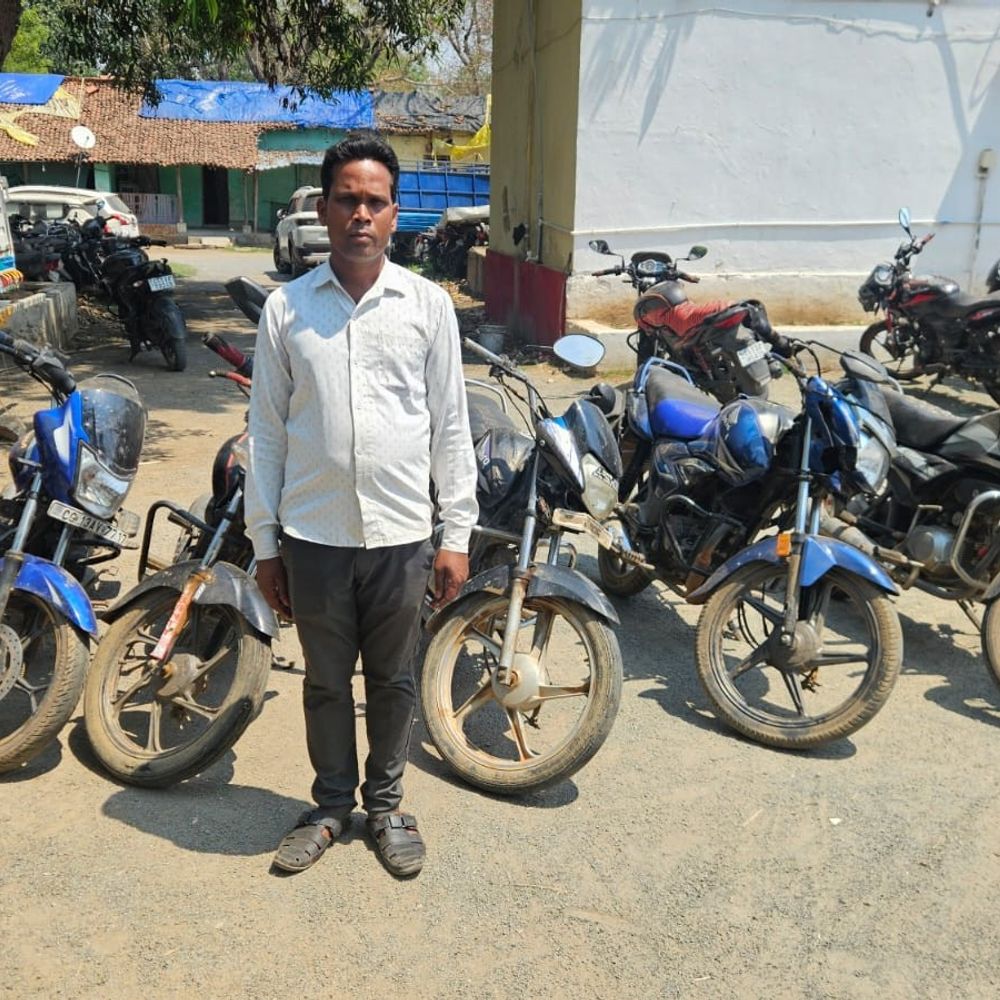 ब्याज पर लोगों को पैसे देकर प्रताड़ित करता था सूदखोर:  रायगढ़ में गिरवी रखी 8 बाइक बरामद, 3% इंटरेस्ट में देता था रुपए, आरोपी गिरफ्तार – Raigarh News