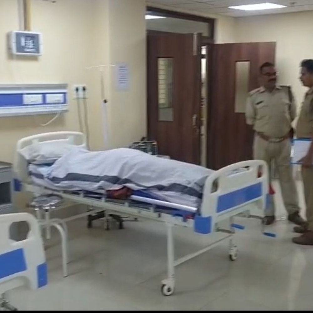 डिवाइडर से टकराकर 40 फीट खाई में गिरी कार:महिला की मौत, 5 घायल, उज्जैन से लौट रहा था यूपी का परिवार; टायर फटने से हादसा