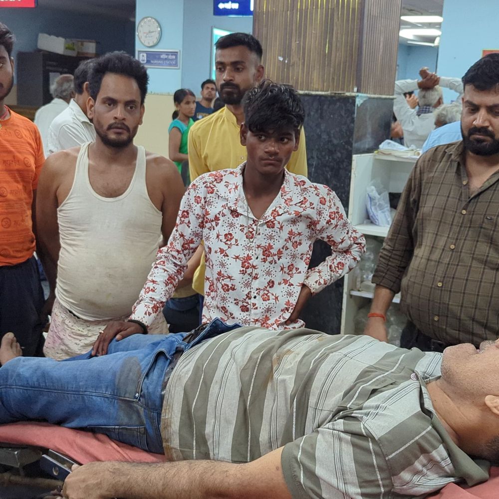 कर्ज से परेशान शख्स ट्रेन के आगे कूदा, VIDEO:इनकम टैक्स से 1.80 करोड़ का नोटिस मिला था; परिजन बोले- कर्जदार धमकी दे रहे थे