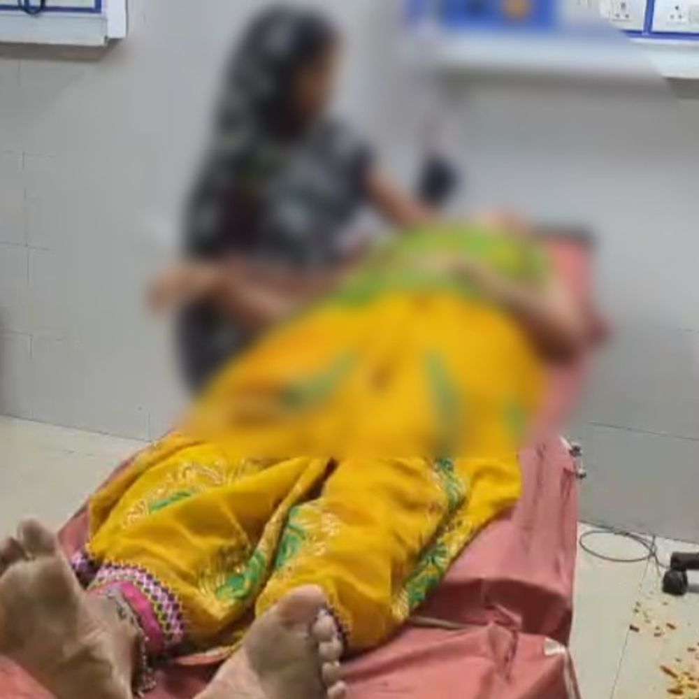 आरा में छेड़खानी का विरोध करने पर महिला की पिटाई:सिर पर हमला, साड़ी खींचकर सुनसान में ले जाने की कोशिश; भतीजी के शोर मचाने से भागे