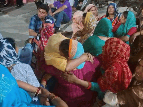 
                 स्ट्रीट लाइट ठीक करते कर्मचारी की पोल से गिरकर मौत:जिला अस्पताल में हंगामा, मृतक की पत्नी को नौकरी, 50 लाख रुपए मुआवजे की मांग 
            