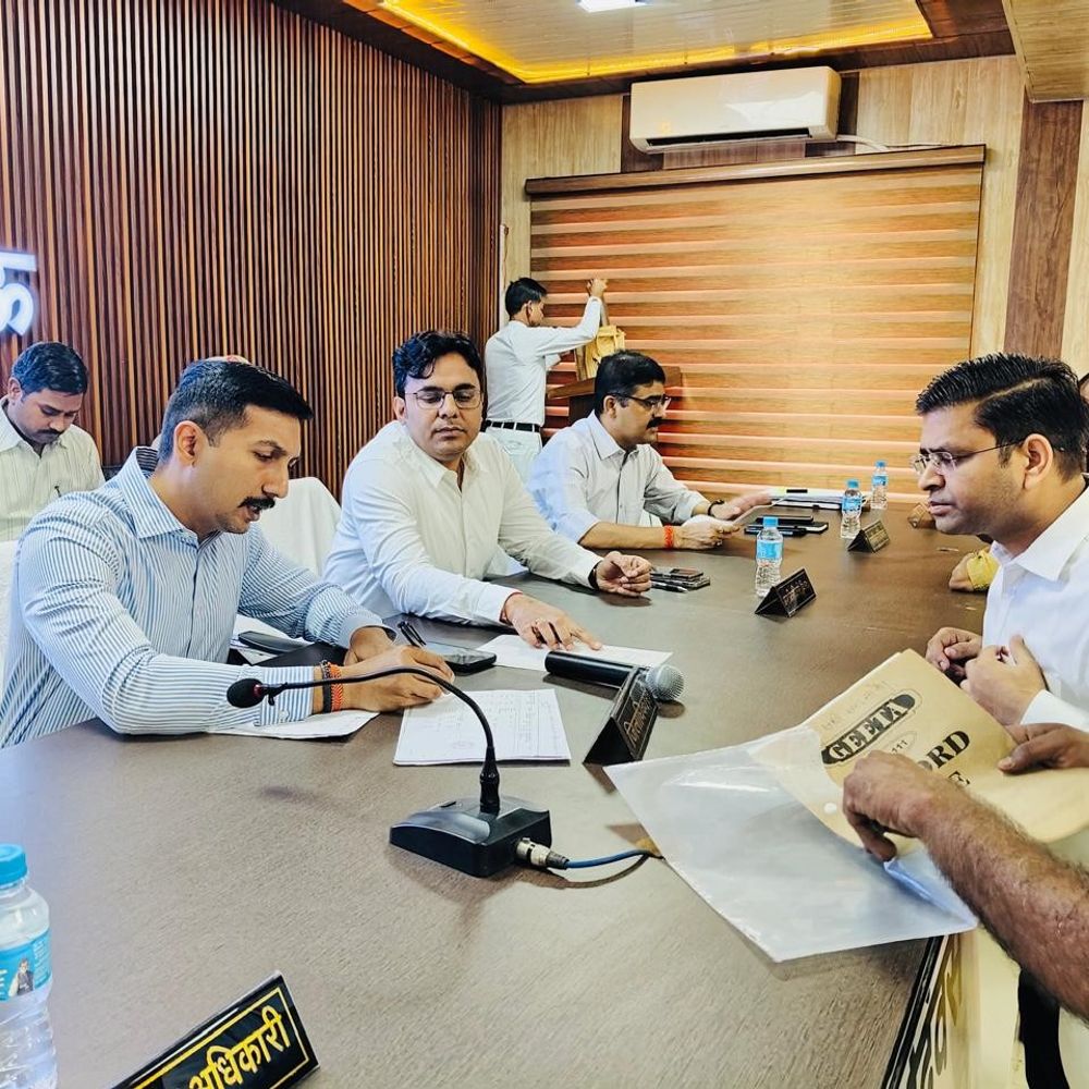 लखनऊ में समाधान दिवस:521 शिकायतें पहुंचीं, 102 का मौके पर निस्तारण; DM ने दिए सख्त निर्देश