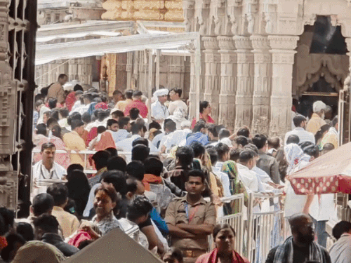 
                 वीकेंड पर बाबा विश्वनाथ धाम में उमड़ा आस्था का सैलाब:मंदिर के बाहर लगी 2 KM लंबी लाइन, गर्मी से बचाव के लिए लगा है जर्मन हैंगर 
            