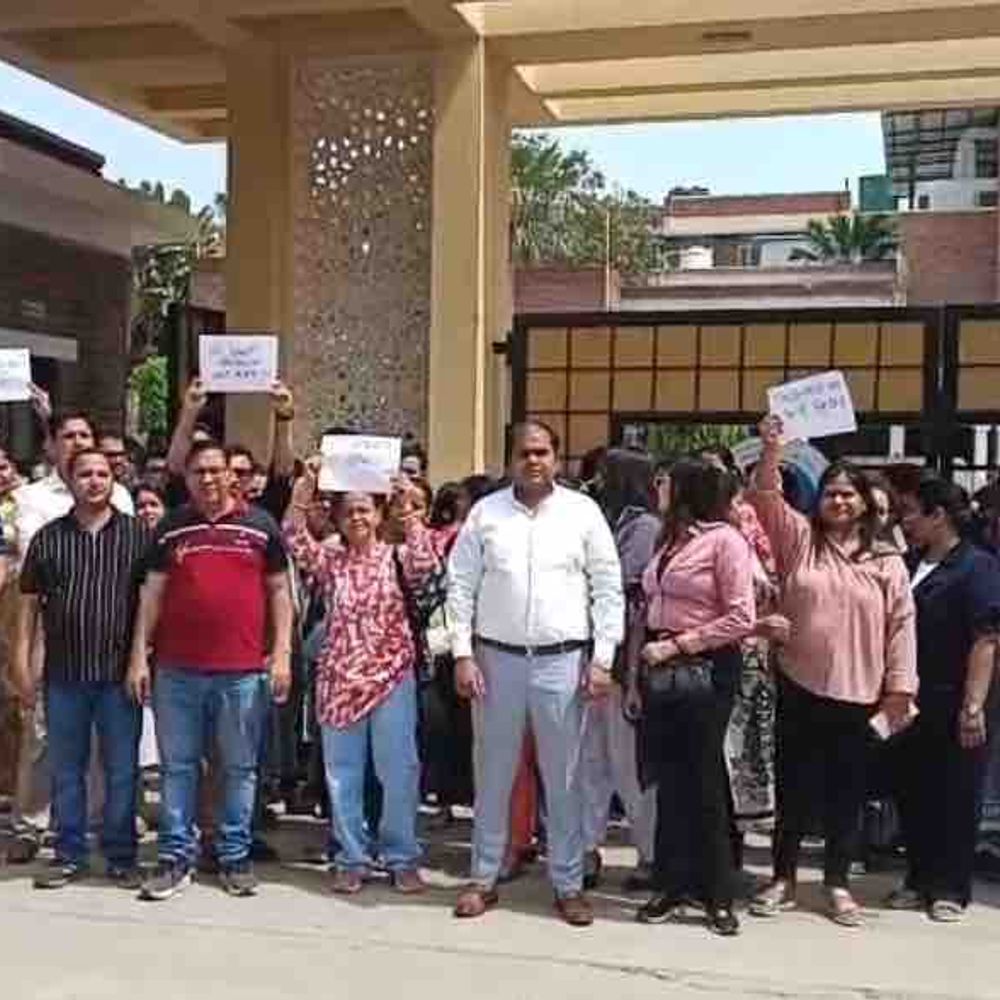 DPSG स्कूल की नई टाइमिंग पर 400 अभिभावकों का विरोध:गाजियाबाद में नारेबाजी, सड़क जाम; स्कूल प्रशासन से मांगा जवाब