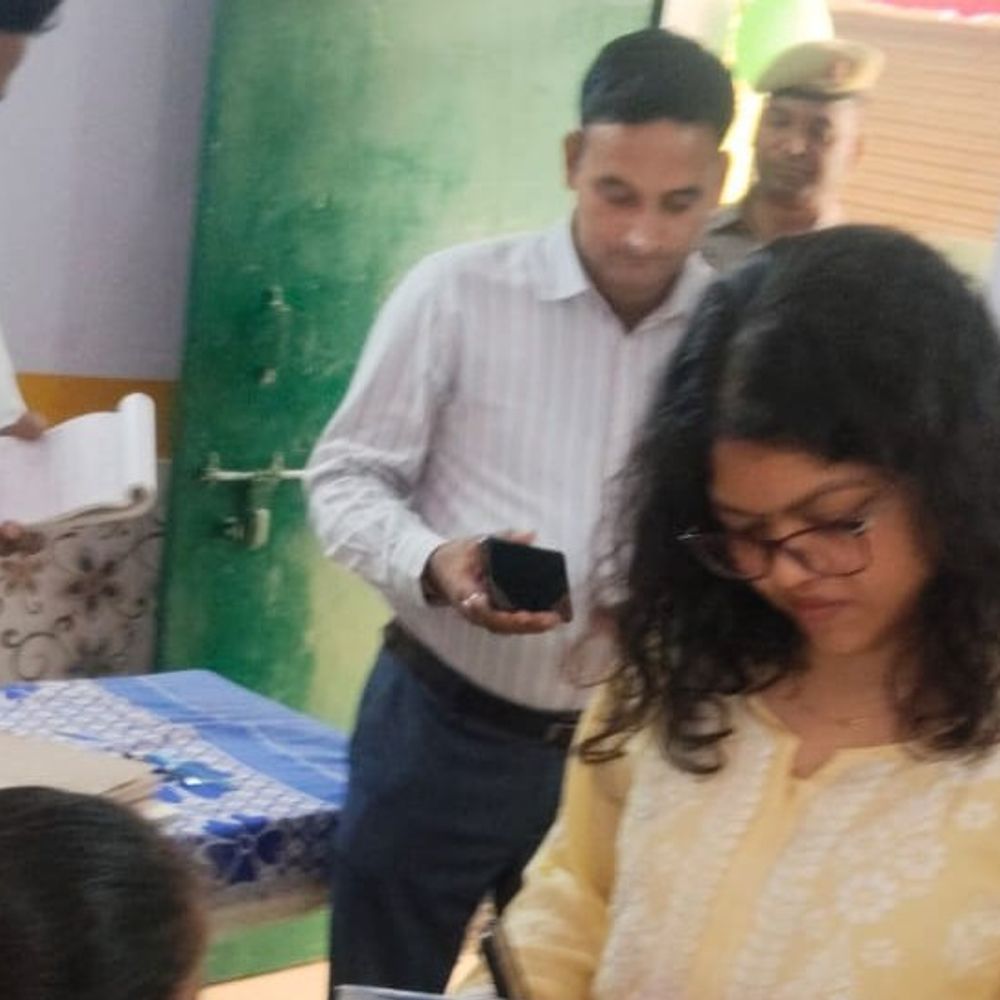 सरकारी ड्यूटी का बहाना बना शिक्षक की गैरहाजिरी:मार्च में स्कूल नहीं आईं, CDO ने रजिस्टर देखा तो खुली पोल; अब सैलरी पर रोक