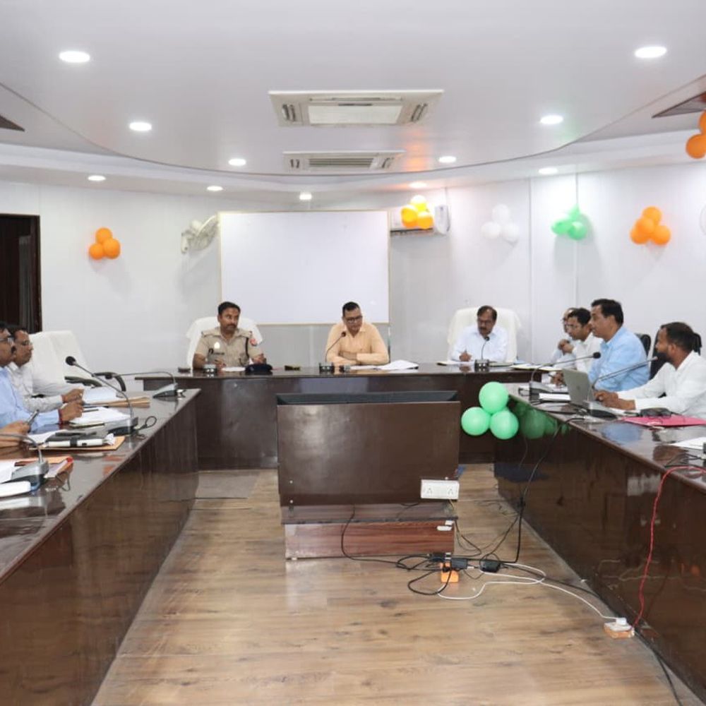 सीडीओ ने विनियमन समीक्षा बैठक की तैयारियों की समीक्षा की:रामपुर में अधिकारियों को समय पर रिपोर्ट और पूर्ण तैयारी के निर्देश दिए