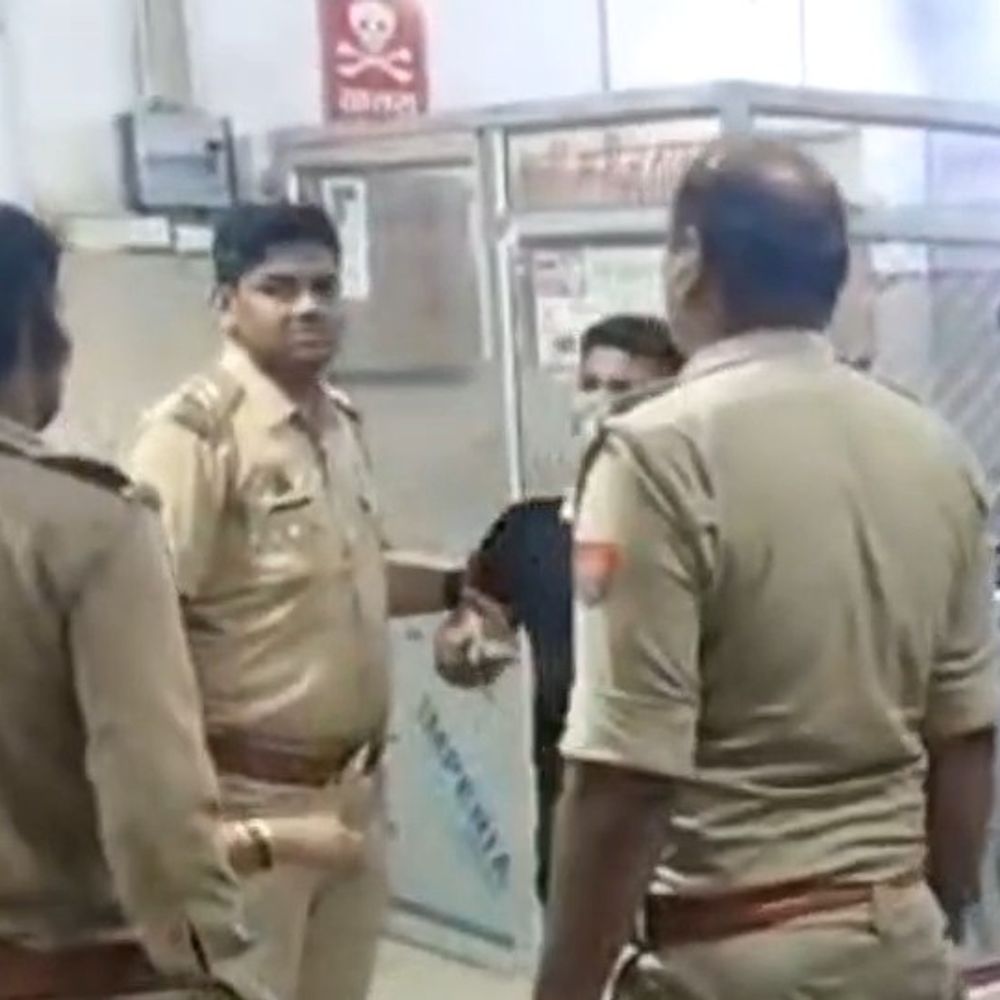 फर्रुखाबाद में बच्चे के साथ मारपीट पर दो समुदाय आमने-सामने:अस्पताल पहुंची भीड़-पुलिस ने किया काबू, चार घायल, छह हिरासत में