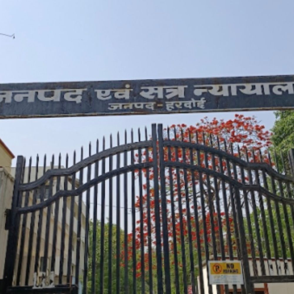 एससी-एसटी कोर्ट ने पूर्व बीडीओ समेत चार अधिकारी तलब किए:दलित को ब्लॉक से भगाने के आरोप में पेश होने का आदेश