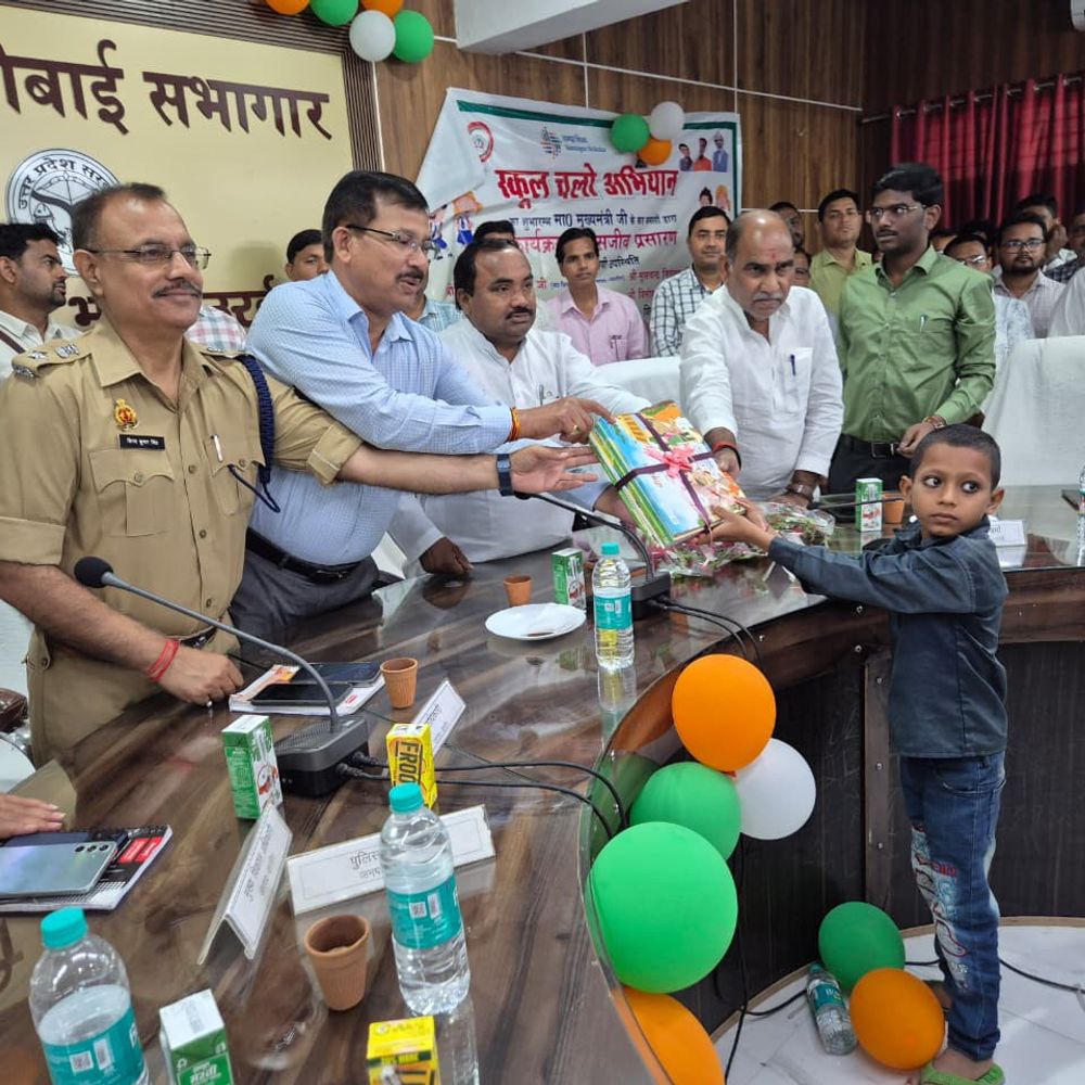 जालौन में शत-प्रतिशत नामांकन का संकल्प:स्कूल चलो अभियान को मिला जनसमर्थन, निःशुल्क पाठ्य-पुस्तकों का वितरण