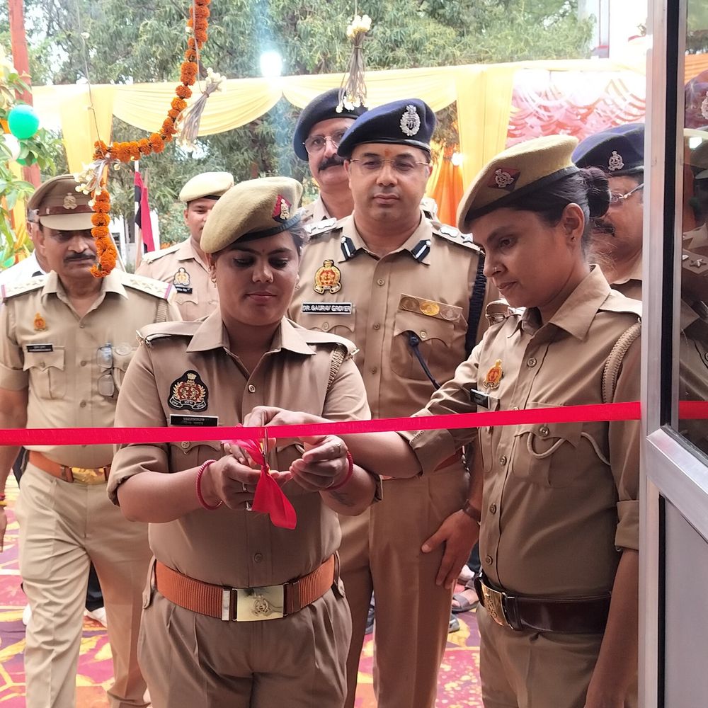 खण्डासा में मिशन शक्ति केंद्र, महिला हेल्प डेस्क का लोकार्पण:SSP ने महिला कांस्टेबल से फीता कटवाया, चौकीदारों को टॉर्च-डंडा बांटा
