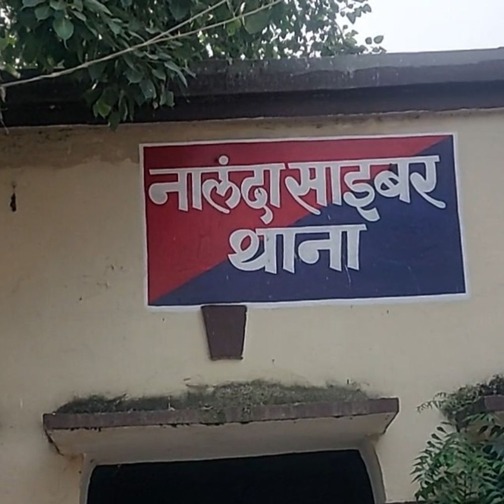 नालंदा में पार्सल अपडेट के नाम पर वॉट्सअप हैक:पुलिस ने 5 साइबर ठगों को किया गिरफ्तार; 13 मोबाइल, 9 एटीएम कार्ड किए बरामद