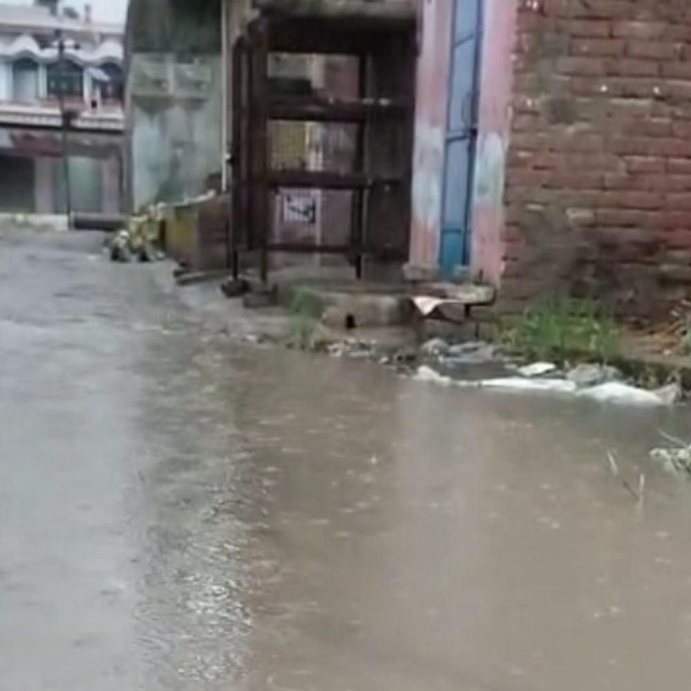 कौशांबी में गरज-चमक के साथ बारिश:गेहूं की खड़ी फसलें भीगीं, कटाई का काम प्रभावित