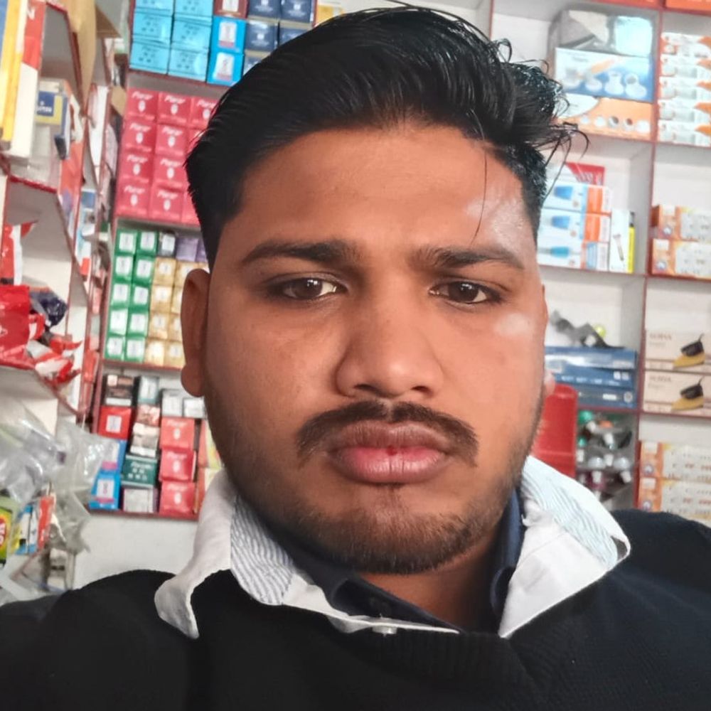 गोंडा में सांड से टकराकर बाइक सवार युवक की मौत:नवाबगंज-मनकापुर मार्ग पर हादसा, 6 माह पहले हुई थी शादी