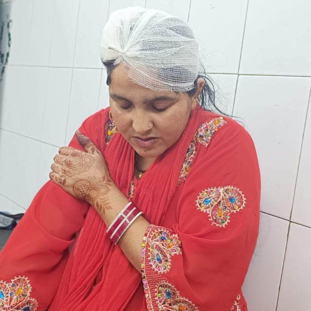 हाईवे पर लकड़ी लदे ट्रैक्टर ट्रॉली में भिड़ी कार:अमरोहा में हुआ हादसा, दिल्ली जा रहे 7 लोग घायल; 2 हायर सेंटर रेफर