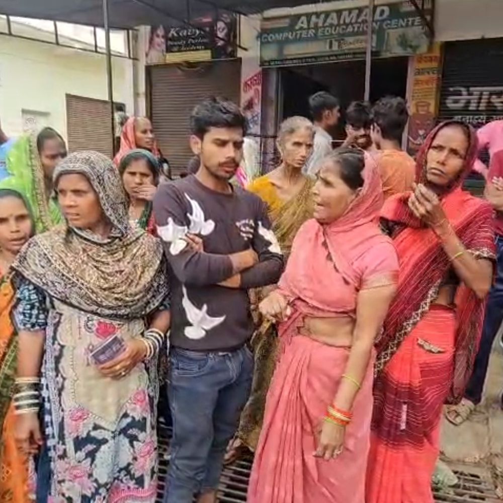 फिरोजाबाद में गैस आपूर्ति ठप:तीन दिन से एजेंसी बंद होने पर उपभोक्ताओं ने सड़क जाम की