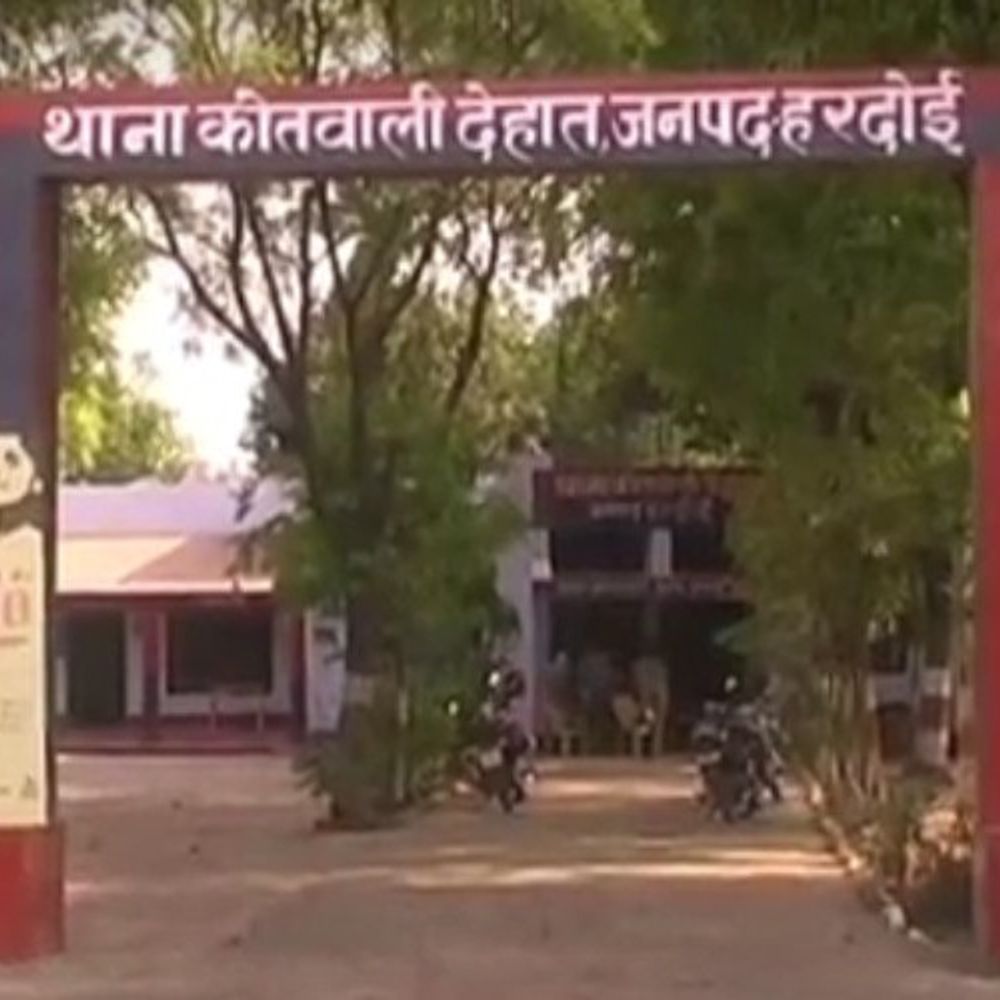 दो सहेलियों के अपहरण का मुकदमा दर्ज:हरदोई लखनऊ मंदिर में दर्शन करने गए थे, लौटकर आए तो बेटी गाड़ी से गायब थी