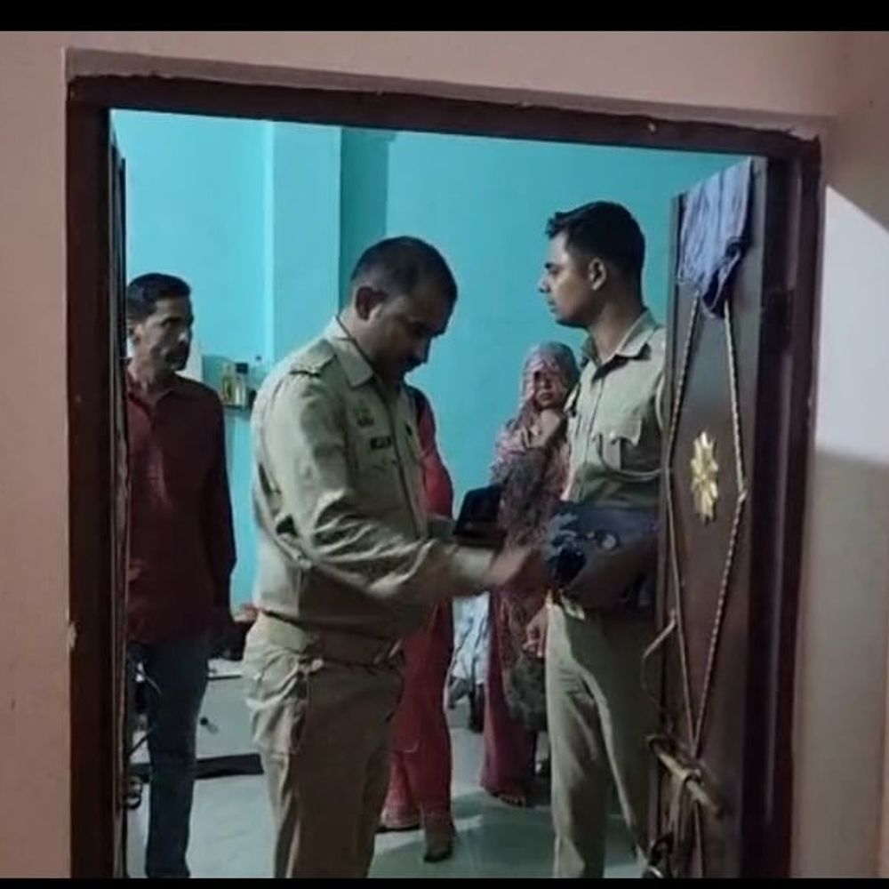 ललितपुर में सूने घर से लाखों के जेवर, नगदी चोरी:गृह स्वामी परिवार संग उर्स देखने गया था, लौटने पर वारदात का पता चला