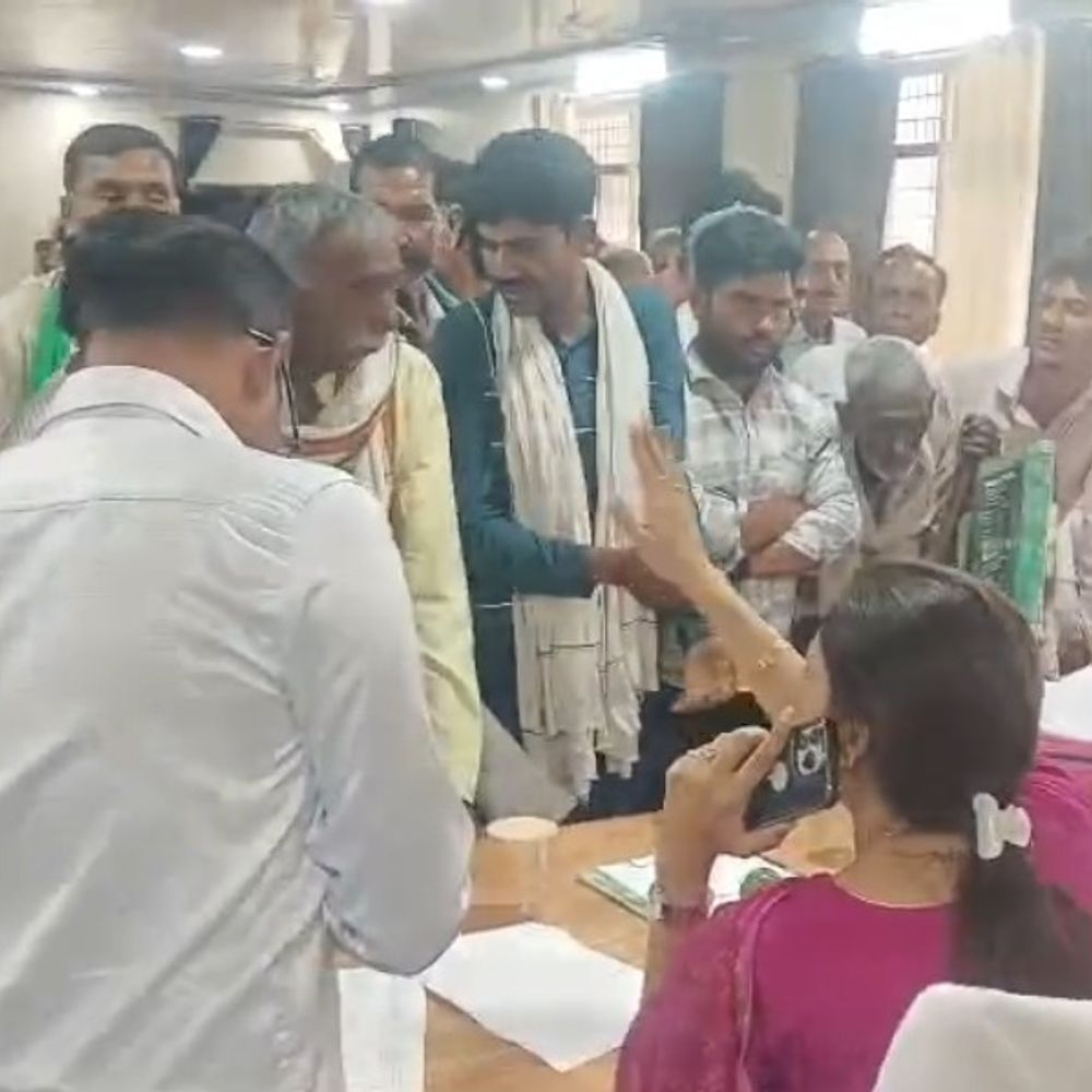 फर्रूखाबद में तहसील समाधान दिवस में पैमाइश विवाद पर हंगामा:विधायक-एसडीएम में तीखी नोकझोंक, जांच की मांग