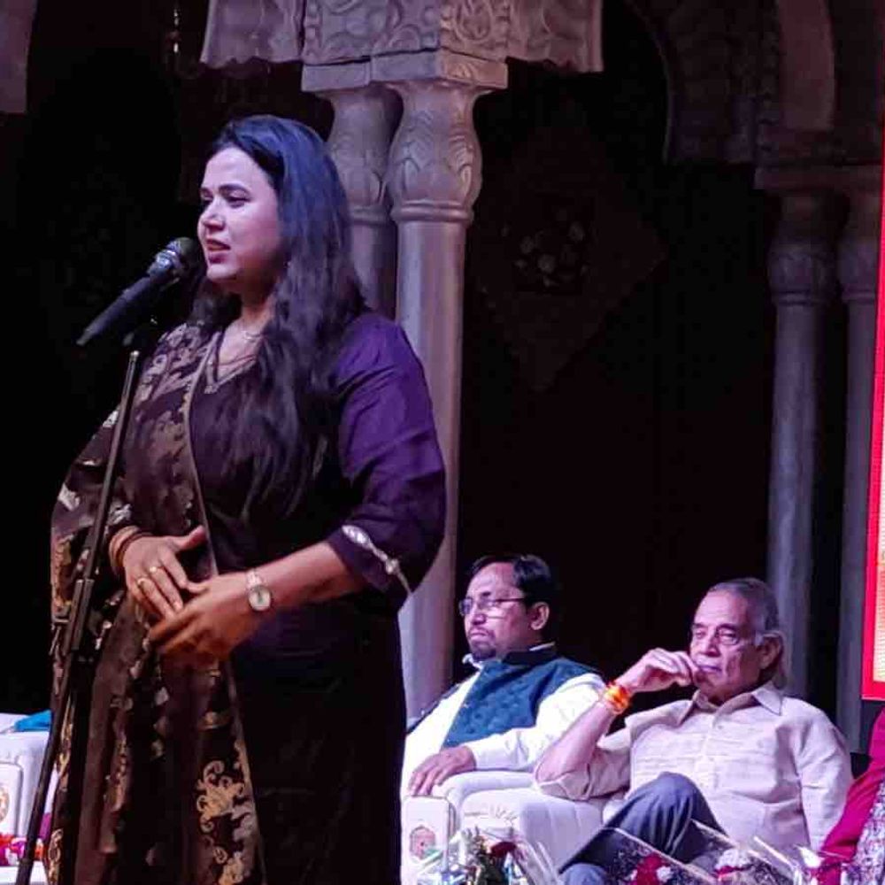 बुलंदशहर नुमाइश में सजी काव्य की महफिल:शम्भू शिखर ने हंसाया, हरिओम पंवार ने जगाया देशभक्ति का जज्बा