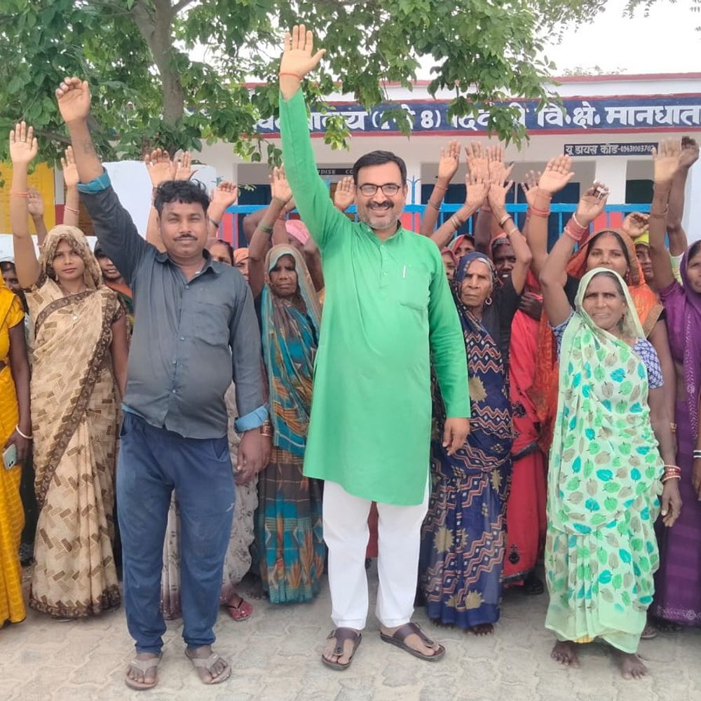 प्रतापगढ़ में निकाली गई जलवायु संरक्षण चेतना यात्रा:लोगों को जागरूक कर जलवायु संरक्षण का दिलाया गया संकल्प