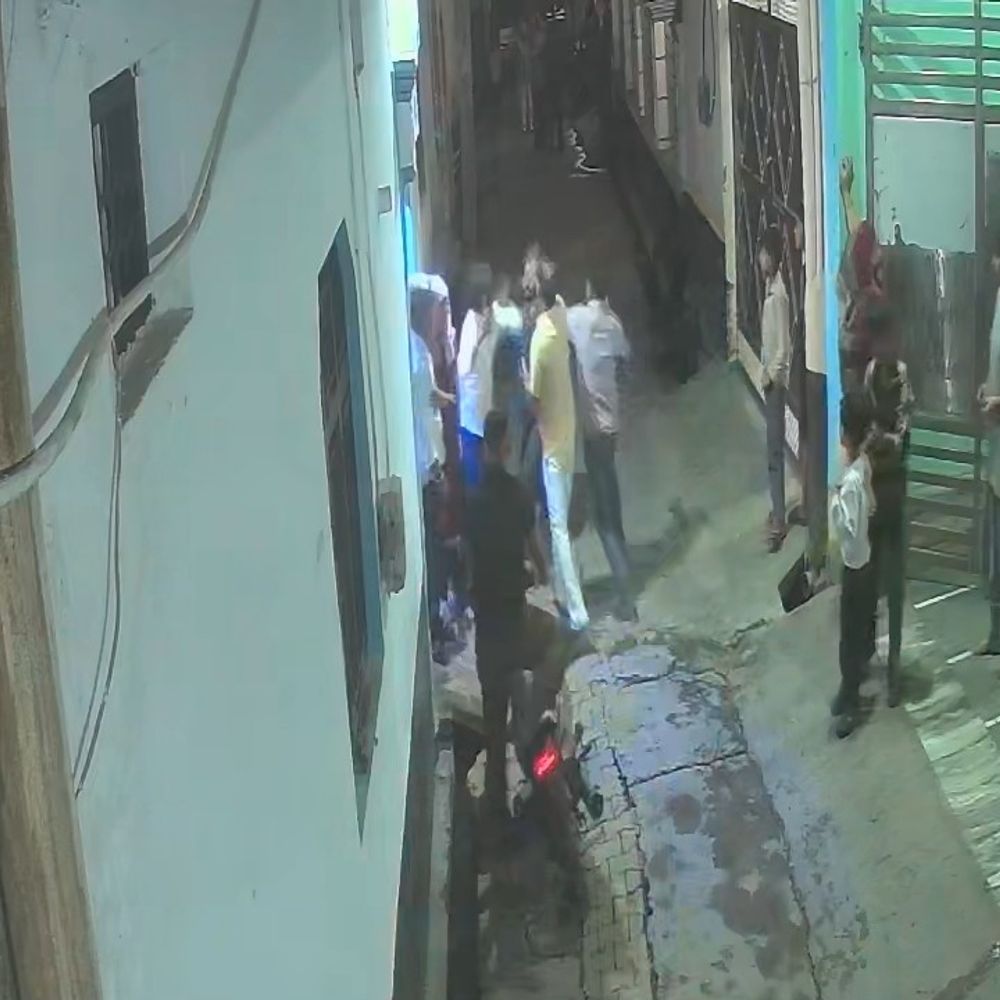 ग्रेटर नोएडा में दबंगों ने की मारपीट:घटना CCTV में कैद, पीड़ित ने पुलिस पर कार्रवाई न करने का लगाया आरोप