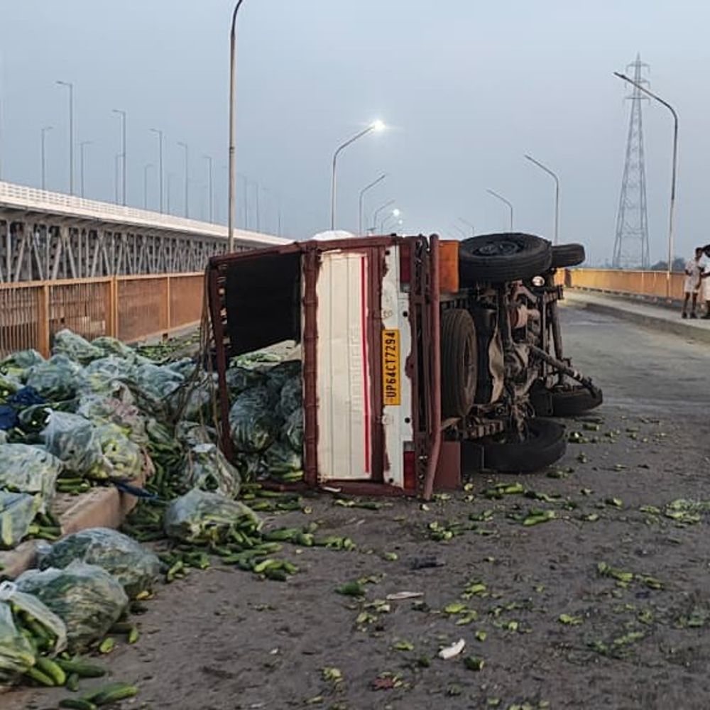 गाजीपुर में पिकअप को टक्कर मारकर नदी में ट्रेलर गिरा:हमीद सेतु पर पर सब्जी लदी पिकअप भी पलटी, चालक-खलासी और वाहन की सर्च ऑपरेशन जारी