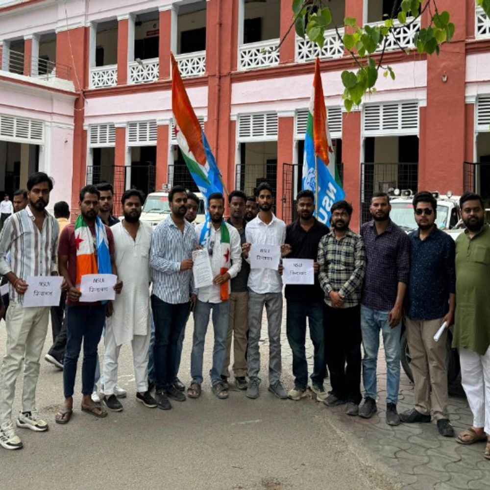 शाहजहांपुर में एनएसयूआई का प्रदर्शन:निजी स्कूलों की मनमानी और शराब दुकानों के खिलाफ डीएम को सौंपा ज्ञापन