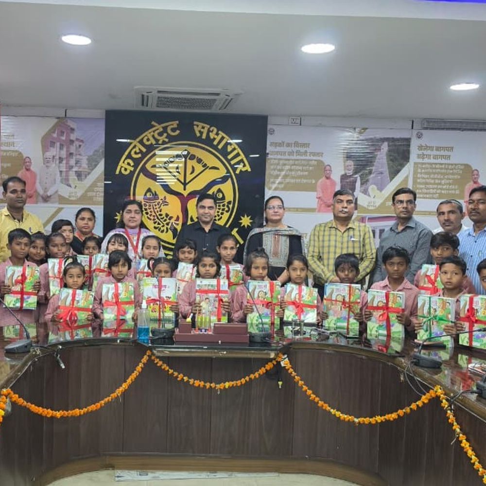 बागपत जिलाधिकारी ने बच्चों को बांटीं किताबें:शिक्षा के प्रति किया प्रेरित,शिक्षकों ने इस पहल की सराहना की