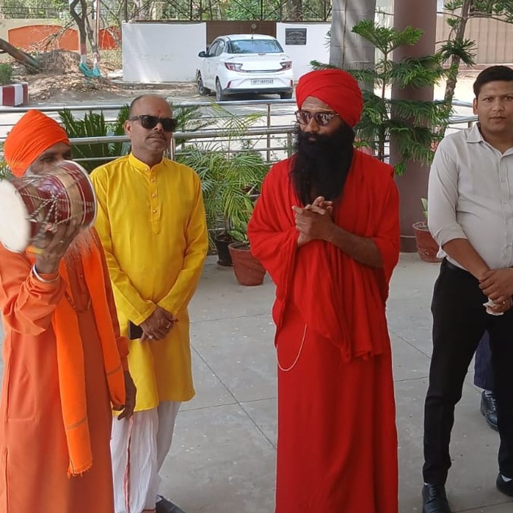 कानपुर देहात में रामधुन रोकने की धमकी पर अनोखा विरोध:डमरू बजाते दंडवत कलेक्टर परिसर पहुंचे ब्रह्मचारी, हिस्ट्रीशीटर पर आरोप