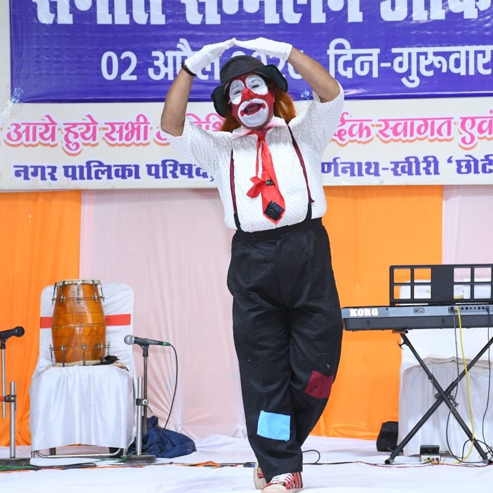 खीरी में चैती मेले के छठे दिन सांस्कृतिक कार्यक्रम:फिल्मी गीतों और नृत्य ने दर्शकों का देर रात तक मनोरंजन किया