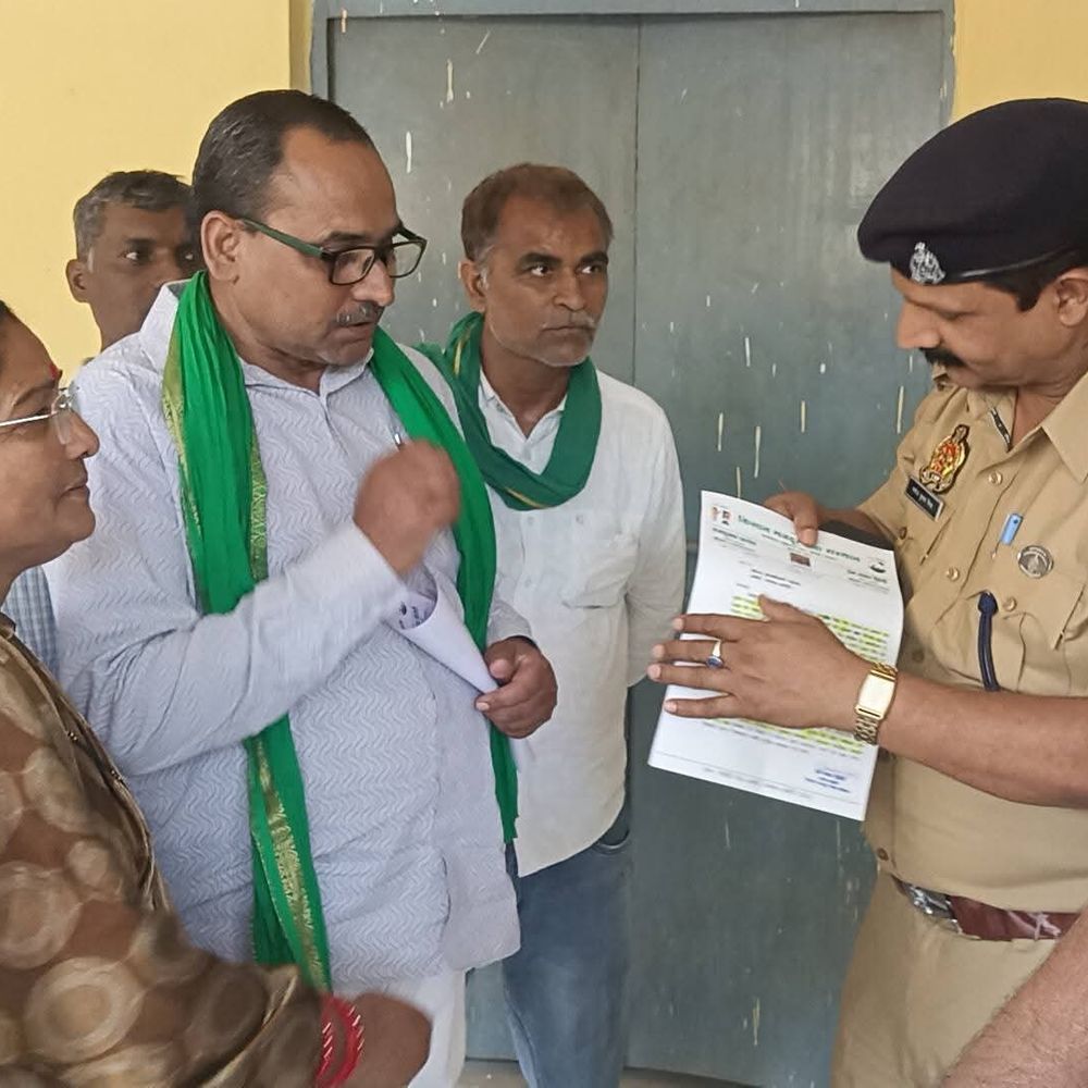 अमेठी में गैस कालाबाजारी का आरोप:किसान मजदूर सेवा संस्थान ने सीओ को शिकायत दी, ताला लगाने की चेतावनी