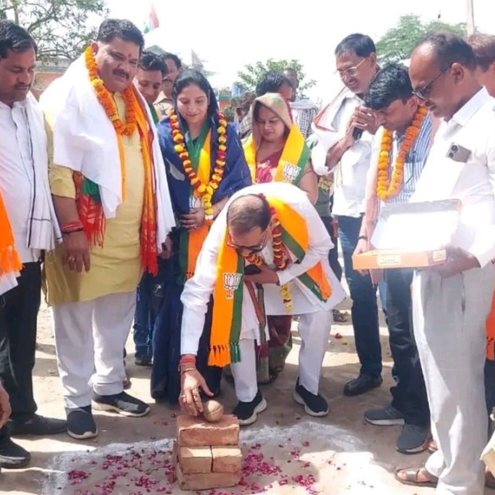 हाथरस के नगला अहीर में विकास कार्यों का लोकार्पण:विधायक, सांसद और ब्लॉक प्रमुख की निधि से हुए कार्य