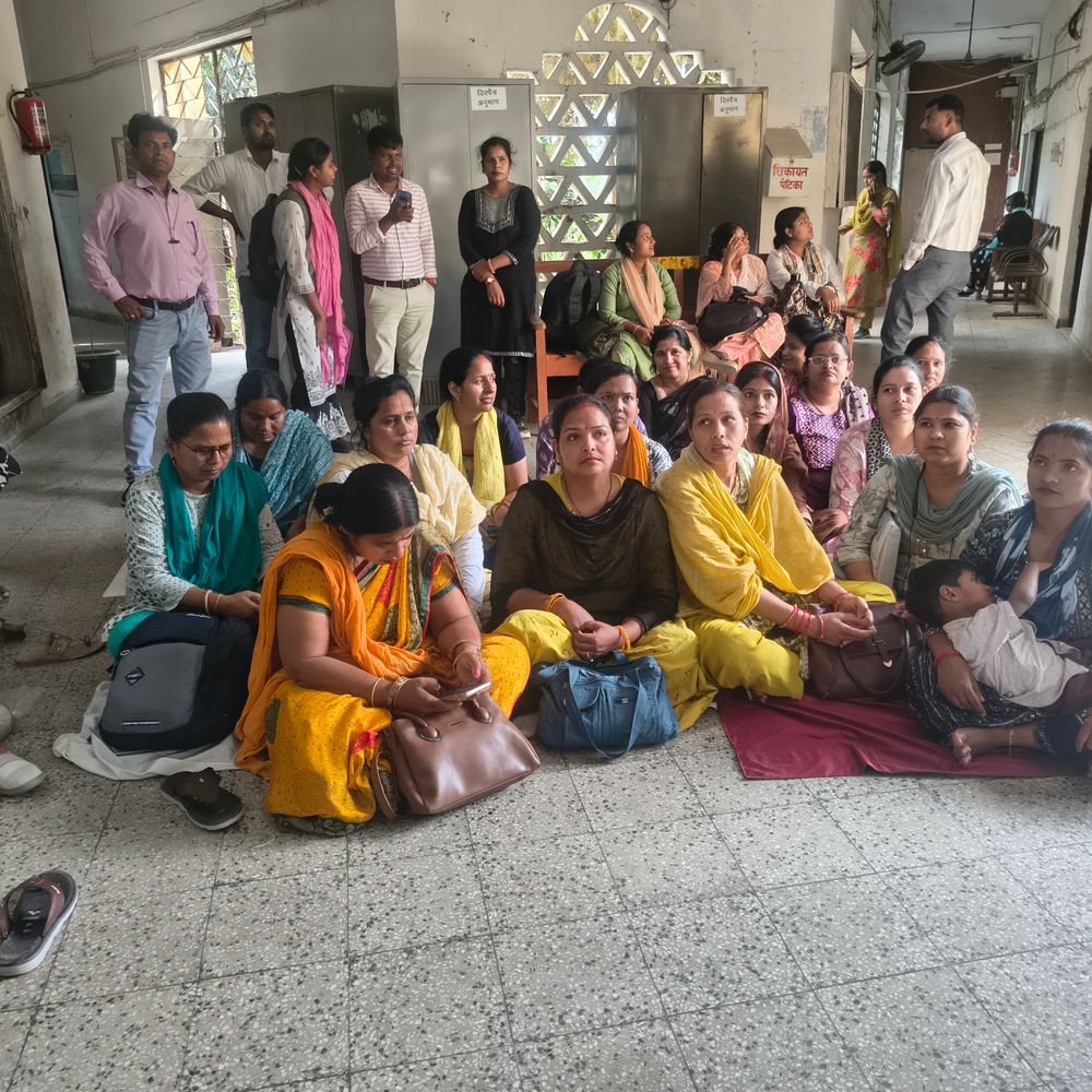 स्वास्थ्य कर्मियों ने सीएमओ कार्यालय पर किया प्रदर्शन:54 लाख बजट वापसी और लंबित भुगतान को लेकर आक्रोश