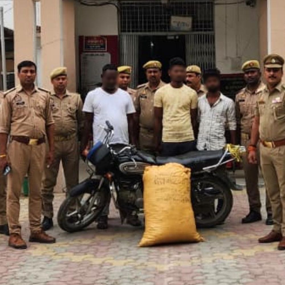 22 किलो गांजा के साथ 3 अंतरराज्यीय तस्कर गिरफ्तार:भदोही पुलिस ने 50 हजार के इनामी को भी दबोचा