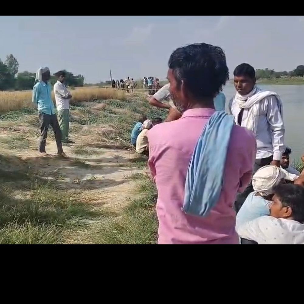 
                 हरदोई में गर्रा नदी में दो किशोर डूबे:एक को लोगों ने बचाया गया, दूसरे की गोताखोर कर रहे तलाश 
            