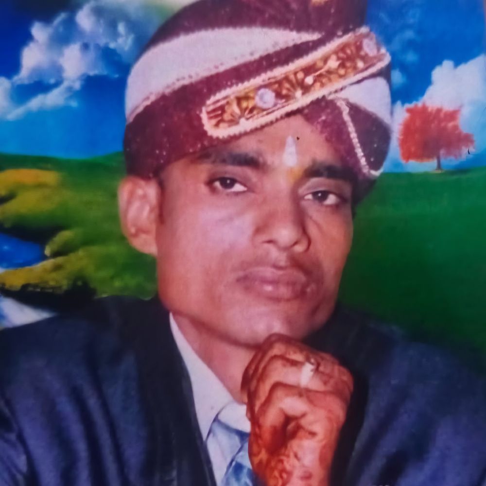 अनियंत्रित ट्रैक्टर पलटा, चालक की दबकर मौत:हमीरपुर में घर लौटते समय हुआ हादसा, अनाज लेकर आ रहे थे