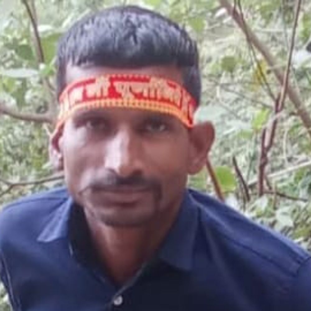 
                 पत्नी के प्रेमी संग जाने से आहत पति का सुसाइड:हरदोई में बच्चों को साथ लेकर चली गई, दुपट्टे से लगाया फंदा 
            