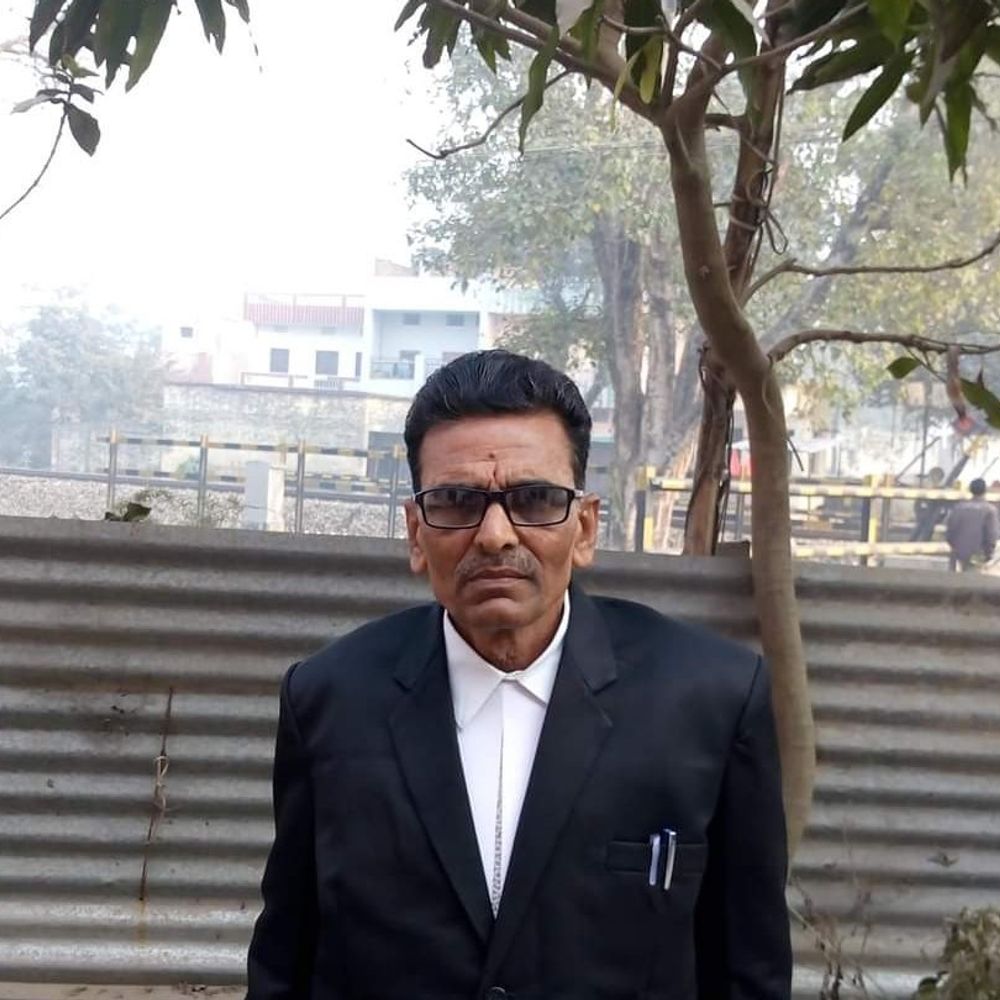 
                 कुशीनगर में अधिवक्ता संघ के पूर्व अध्यक्ष की संदिग्ध मौत:चेहरे पर गंभीर चोटों के निशान, बेटे-बहू पर हत्या का आरोप 
            