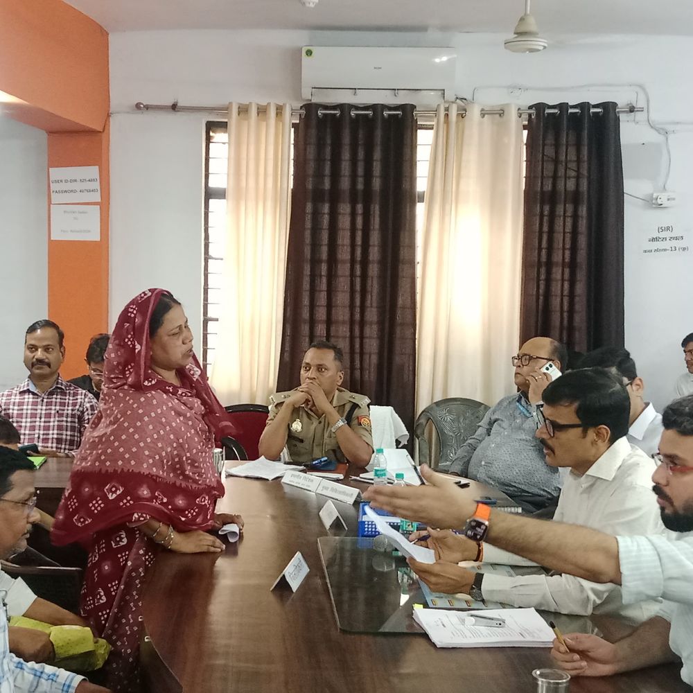 डीएम ने लापरवाही पर लेखपाल, कानूनगो को प्रतिकूल प्रविष्टि दी:बलिया में संपूर्ण समाधान दिवस में भूमि नापी में देरी पर कार्रवाई