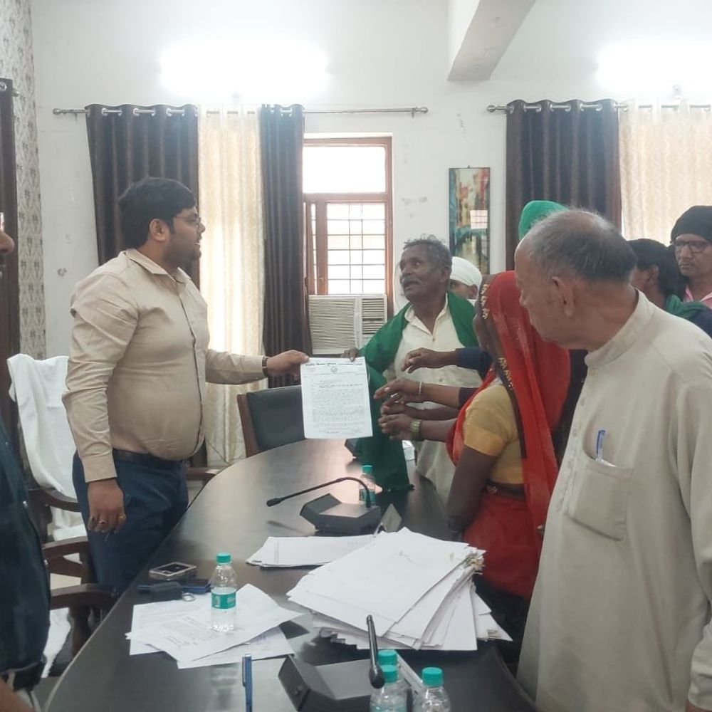 पीलीभीत में भाकियू अराजनैतिक का प्रदर्शन:फायर स्टेशन और गेहूं खरीद की मांग को लेकर SDM को ज्ञापन