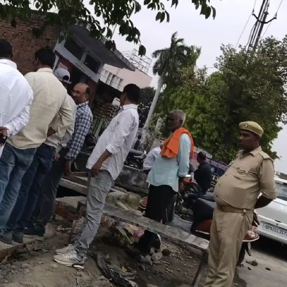 देवरिया में नाले की मरम्मत में अनियमितता:ईओ ने ठेकेदार को तत्काल मानक अनुसार कार्य करने के निर्देश दिए