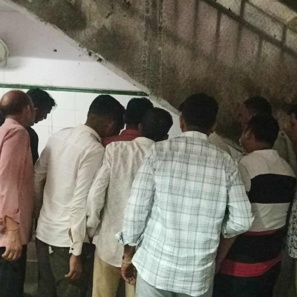 संभल में डंपर ने बाइक सवार तीन लोगों को रौंदा:भाजपा नेता के एक भतीजे की मौत, दो घायल, जिला अस्पताल में भर्ती