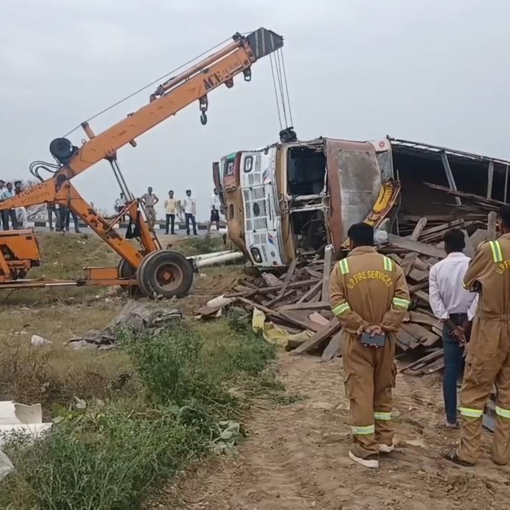 
                 फिरोजाबाद में खड़े लोडर से ट्रक की टक्कर:हादसे में चालक की मौके पर मौत, राजस्थान के अजमेर का रहने वाला है ड्राइवर 
            