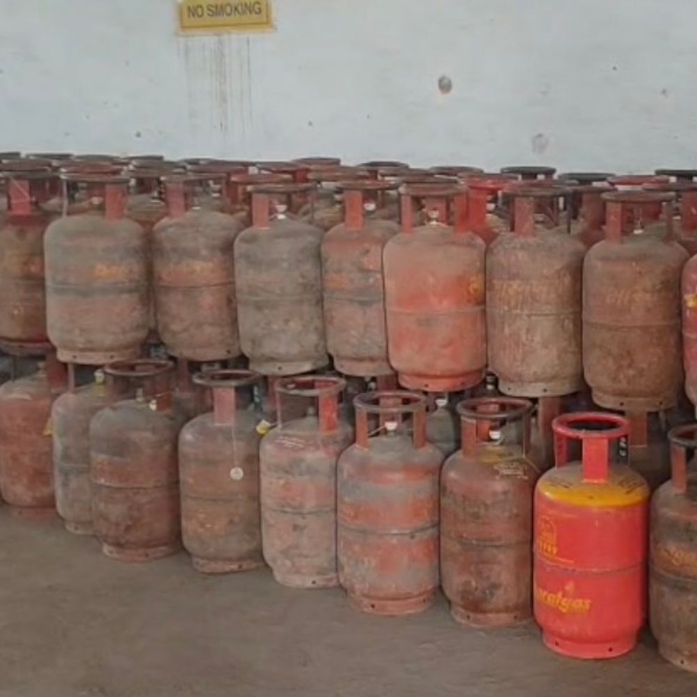 
                 लखीमपुर खीरी में गैस गोदाम से 108 सिलिंडर चोरी:गैस एजेंसी से हुई वारदात, पुलिस जांच में जुटी 
            