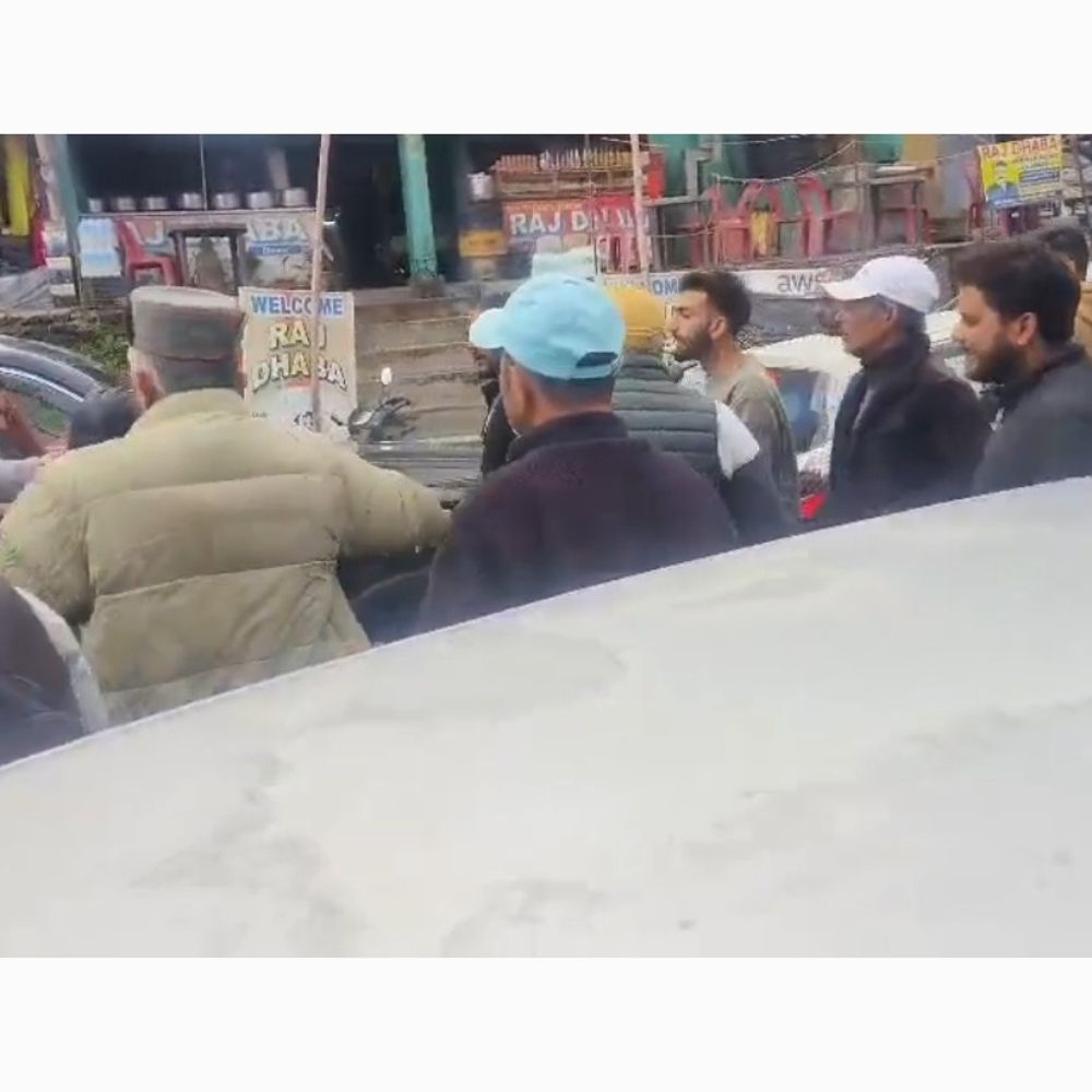 शिमला में विवाद में पर्यटक ने ​नकली पिस्तौल से धमकाया:  मतियाना क्षेत्र में स्थानीय लोगों से झगड़ा, जमकर हुई मारपीट, पुलिस ने हिरासत में लिया – Shimla News