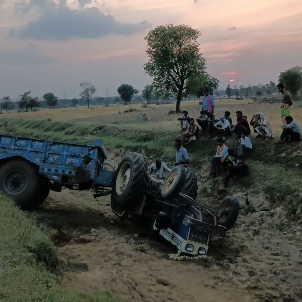 ललितपुर में तेज रफ्तार ट्रैक्टर नहर में पलटा:ड्राइवर समेत दो घायल, एक की हालत गंभीर; झांसी रेफर