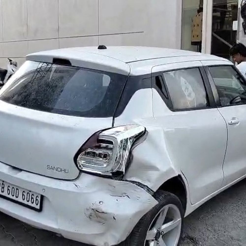 फाजिल्का में तेज रफ्तार कार ने गाड़ी में मारी टक्कर:  खंभे से टकराई, 3 साल की बच्ची बची, गर्भवती महिला डॉक्टर को दिखाने आई थी – Fazilka News