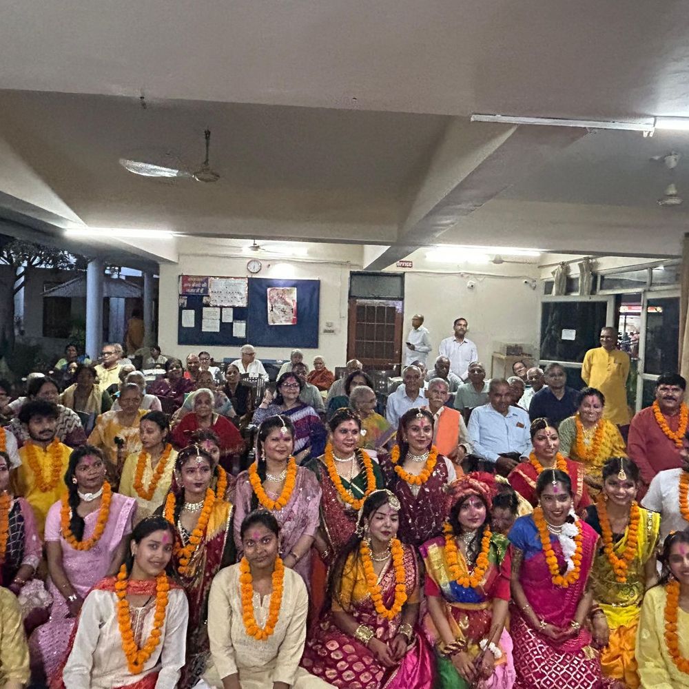 लखनऊ के समर्पण वृद्धजन परिसर में होली मिलन समारोह:बुजुर्गों के चेहरों पर दिखी खुशी, युवाओं ने दी प्रस्तुति