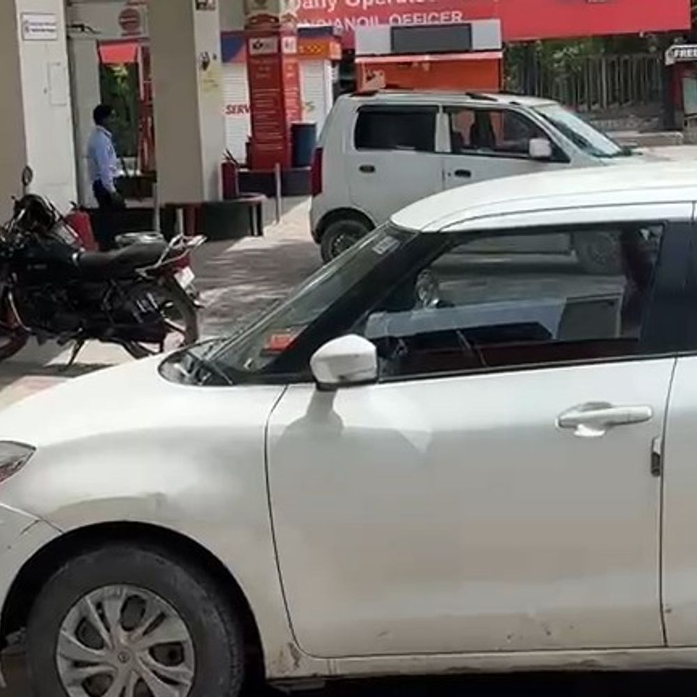 ग्रेटर नोएडा पेट्रोल पंप पर गाड़ियों में भरा पानी:10 वाहन के इंजन में खराबी, नाराज ग्राहकों का हंगामा