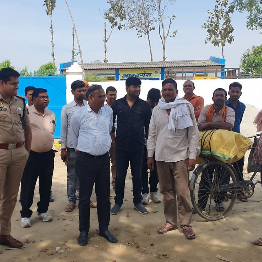 श्रावस्ती डीएम-एसपी ने गैस एजेंसी का किया निरीक्षण:समय पर रिफिल, पारदर्शी वितरण के दिए निर्देश; अवैध वसूली पर होगी कार्रवाई